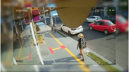 Homem do chapéu corta cadeado e leva bike em movimentada rua de Macapá