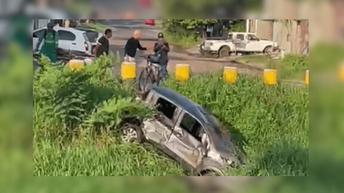 Descuido: Proteção não suporta batida, e carro voa para dentro do canal do Beirol