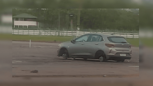 Surpresa: Carro deixado na Expofeira tem as 4 rodas furtadas