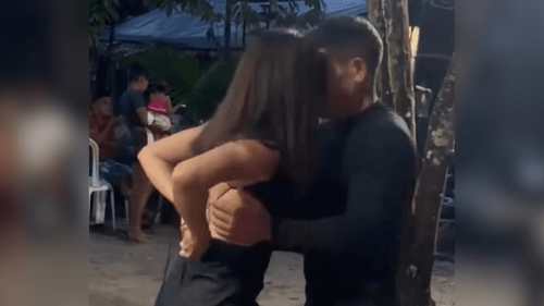 Pra poucos: Jovem dança ‘bregoso’ e amarra o vestido sem perder o compasso. Você conseguiria?