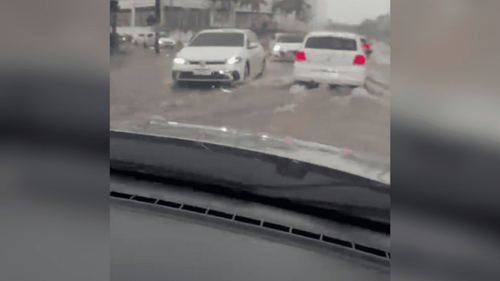 Muita água, xixica: Chuva forte alaga ruas e causa transtornos em Macapá