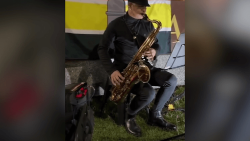 Depois da chuva: Saxofonista espanhol dá show ao tocar Roberto Carlos na orla de Macapá