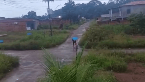 Até quando?: Moradora mostra criança na chuva e cobra parada de ônibus na zona norte de Macapá