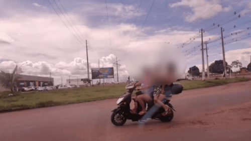 Virou costume? Cena de três pessoas em moto elétrica acende alerta sobre segurança no trânsito