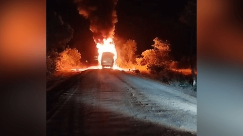 Tensão na estrada: Incêndio destrói ônibus no trajeto entre Macapá e Laranjal do Jari; ninguém ficou ferido