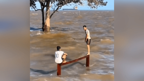 Coragem ou imprudência?: Jovens se arriscam com ‘piruetas’ sobre o Rio Amazonas