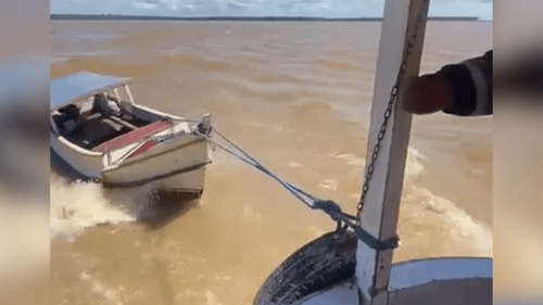 Será que ele conseguiu?: Homem enfrenta ondas poderosas para salvar barquinho na Amazônia