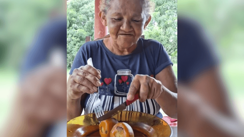 Que classe: Vovó nortista ensina a comer pupunha com charme e elegância