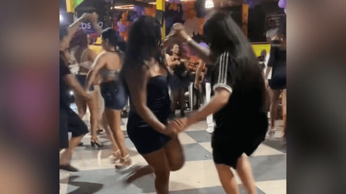 Só no caquiado!: Dupla rouba a cena com passinhos do tecnobrega. Você se garante?