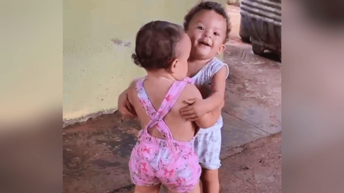 Tombo da fofura: Serena fica em pé pela 1ª vez e leva tombo com abraço do priminho