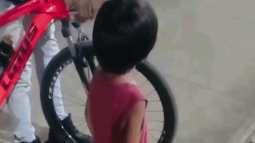 Inacreditável: Criança é vista caminhando sozinha na Rodovia Norte-Sul, em Macapá