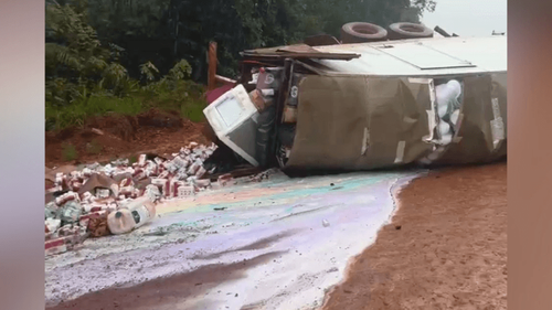 Oiapoque: Caminhão derrapa em pista escorregadia na BR-156 e perde carga de bebidas