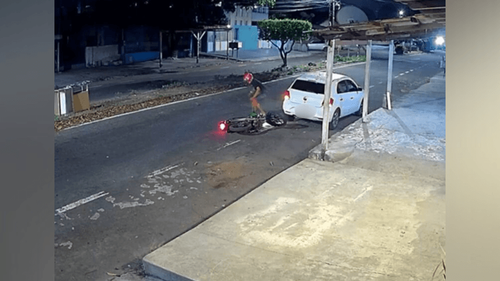 Quem vai pagar?: Motoqueiro atropela carro parado e foge