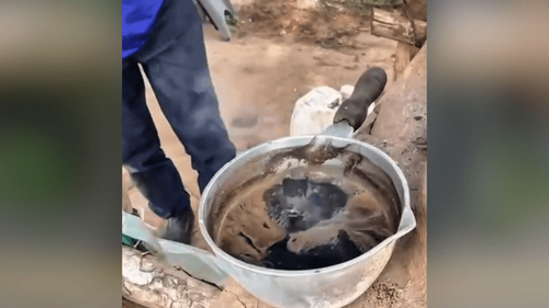 Truque antigo: Homens preparam café com brasa de carvão. Será que dá certo? 