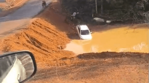 Oiapoque: Carro cai de barranco e 'mergulha' em igarapé
