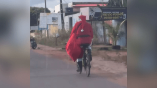 Falha no trenó?: Papai Noel é visto carregando presentes de bicicleta em Macapá