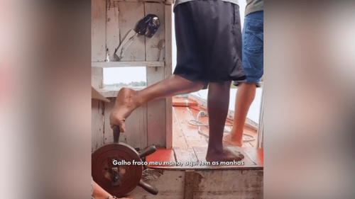 Sabedoria ou risco?: Comandante surpreende ao conduzir barco com o pé