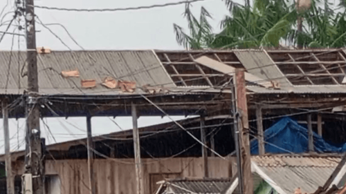 Susto: Ventos fortes fazem caixa d'água 'voar' e destelha casas no Marajó