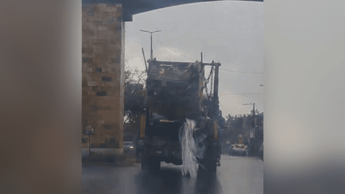 Sem segurança: Motorista flagra caminhão derramando carga na pista, em Santana