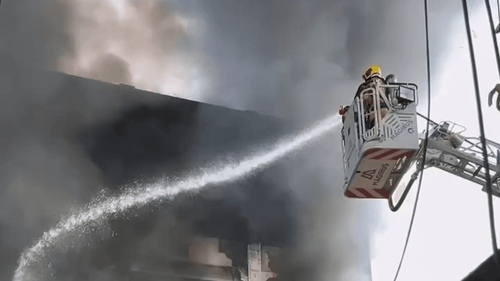 Buritizal: Bombeiros controlam incêndio em loja de descartáveis; ninguém se feriu