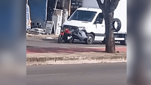 Mais um acidente: Moto fica presa debaixo de caminhão, no Buritizal