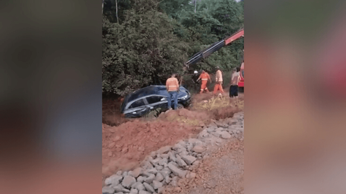 Susto na estrada: Carro é resgatado após ‘mergulhar’ em igarapé na BR-156