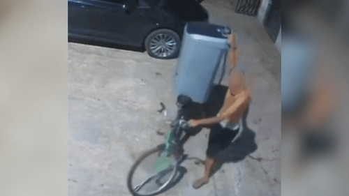 Ligeirinho: Homem invade casa e usa bike para levar máquina de lavar, no Muca