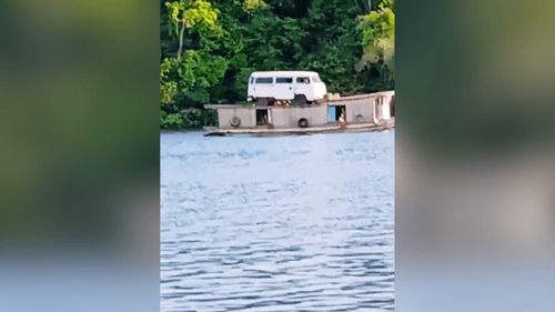 Parece mentira: Rio vira ‘estrada’ e kombi pega ‘carona’ em barco ribeirinho