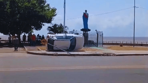 Intercessão divina?: Carro capota próximo à estátua de São José e por pouco não cai no rio