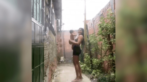 Alegria pura: Bebê nortista dá pulinhos de felicidade durante 1º banho de chuva
