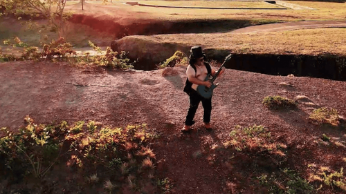 Guns no Amapá: Humorista tucuju incorpora Slash com muita guitarrada na beira do Amazonas