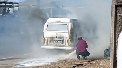 Macapá: Em meio ao calorão, moradores tentam conter incêndio em kombi