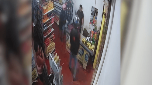 Corajosa: Mulher abraça criança para protegê-la de assalto em mercearia