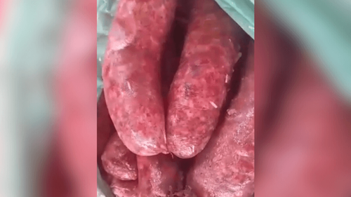 Absurdo: Consumidora afirma ter comprado chouriço com larvas em açougue de Macapá
