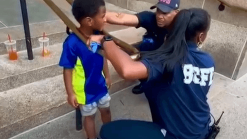 Que susto: Menino fica preso em grade e resgate mobiliza bombeiros