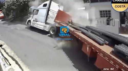 Livramento: Carreta perde o controle, carga de ferro cai na rua e pessoas escapam por pouco