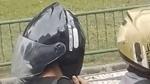 Ei, tá errado: Alerta inesperado chama atenção para uso correto do capacete