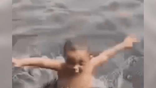 Realidade ribeirinha?: Menino de 2 anos nada que nem botinho e internet reage: ‘perigoso!’