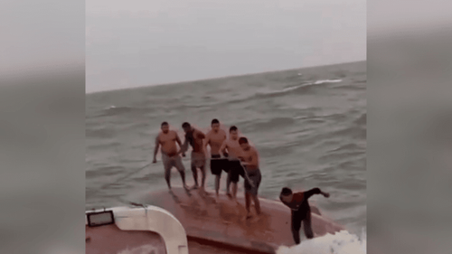 Susto na água: Barco vira e 10 pescadores que seguiam para Macapá são resgatados