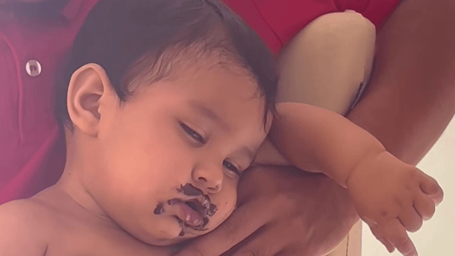 Ficou ‘mufino’: Mãe registra bebê caindo de sono depois de uma tigela de ‘roxinho’