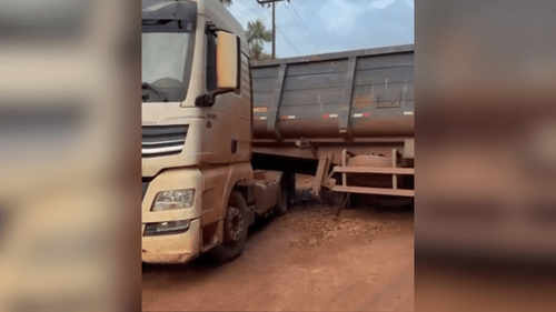 'Como ele fez isso?': Caminhão perde controle e bloqueia rodovia, em Porto Grande