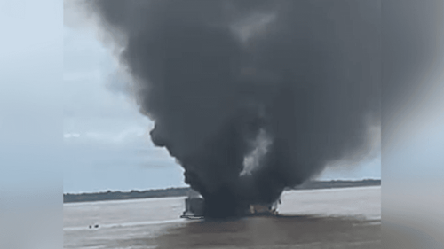 Alerta: Embarcação pega fogo em rio da Amazônia