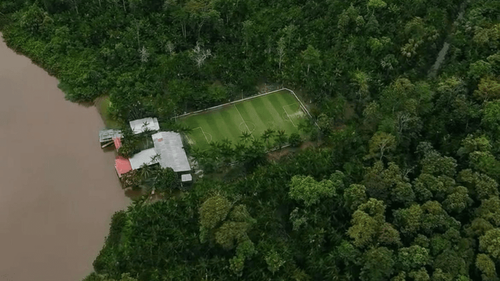 Tem na floresta: Conheça o campo de futebol cercado pela Amazônia