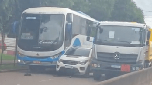Duca Serra: Engavetamento entre ônibus, carro e caminhão altera trânsito na rodovia
