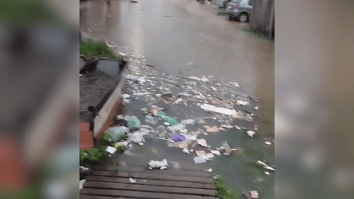Muita água: Chuvas provocam alagamento e espalham lixo no Buritizal