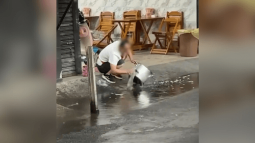 Alô, Lineuzinho: homem lava panelão em poça de água da rua. Pode isso?
