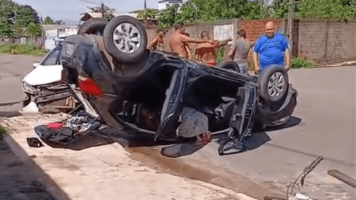 Impacto forte: Grave acidente faz carro capotar na Zona Norte