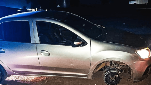 Inacreditável: Homem é flagrado ao dirigir sem uma das rodas do carro, em Macapá