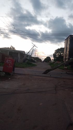 Novo Horizonte: Caminhão derruba poste e deixa moradores sem energia