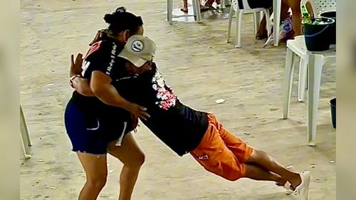 Cadeado raiz! Casal rouba cena com passos cheios de estilo e atitude